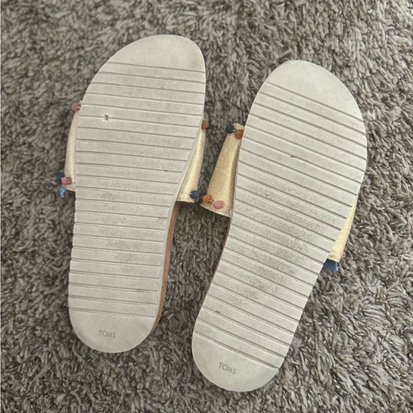 TOMS PARADISE GOLD SHIMMER POM POM SANDALS - Picture 7 of 7